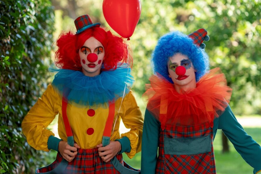 Paramount+ estrena tercera temporada de la serie Killing Eve 1 jodie comer clown stefan iancu